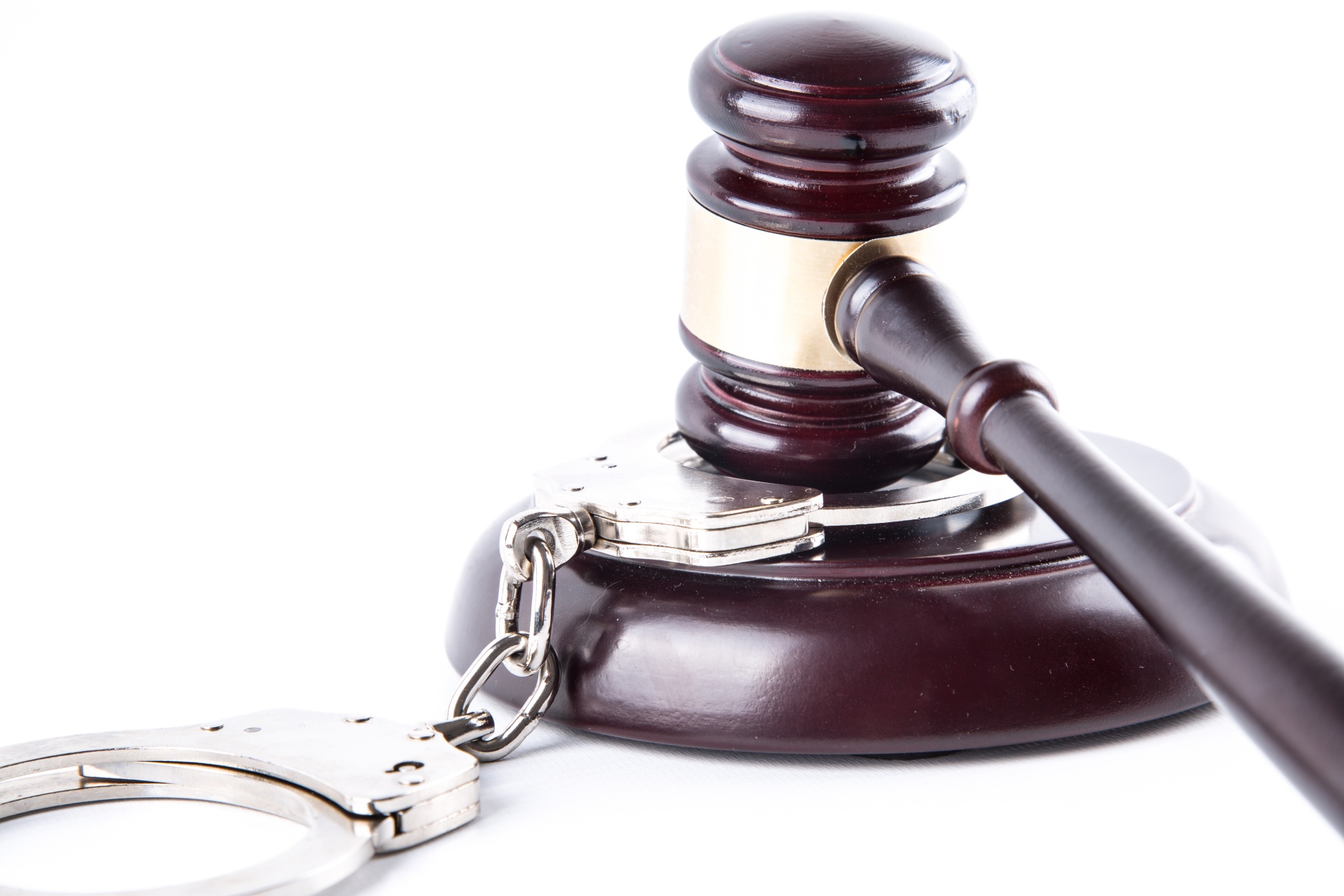 judge-gavel-and-handcuffs-14612908610bQ